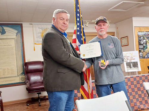 Chancellor Bill Sekel presents the National Liberty Medal to Registrar Dennis Beckham for Recruiting 10 new members.